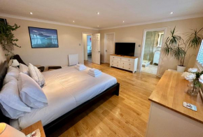 Beautifully presented 3 bed house above the marina